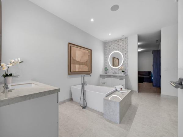 Coastal Luxury Retreat in Longboat Key - 2-Bedroom Condo Stunning Views